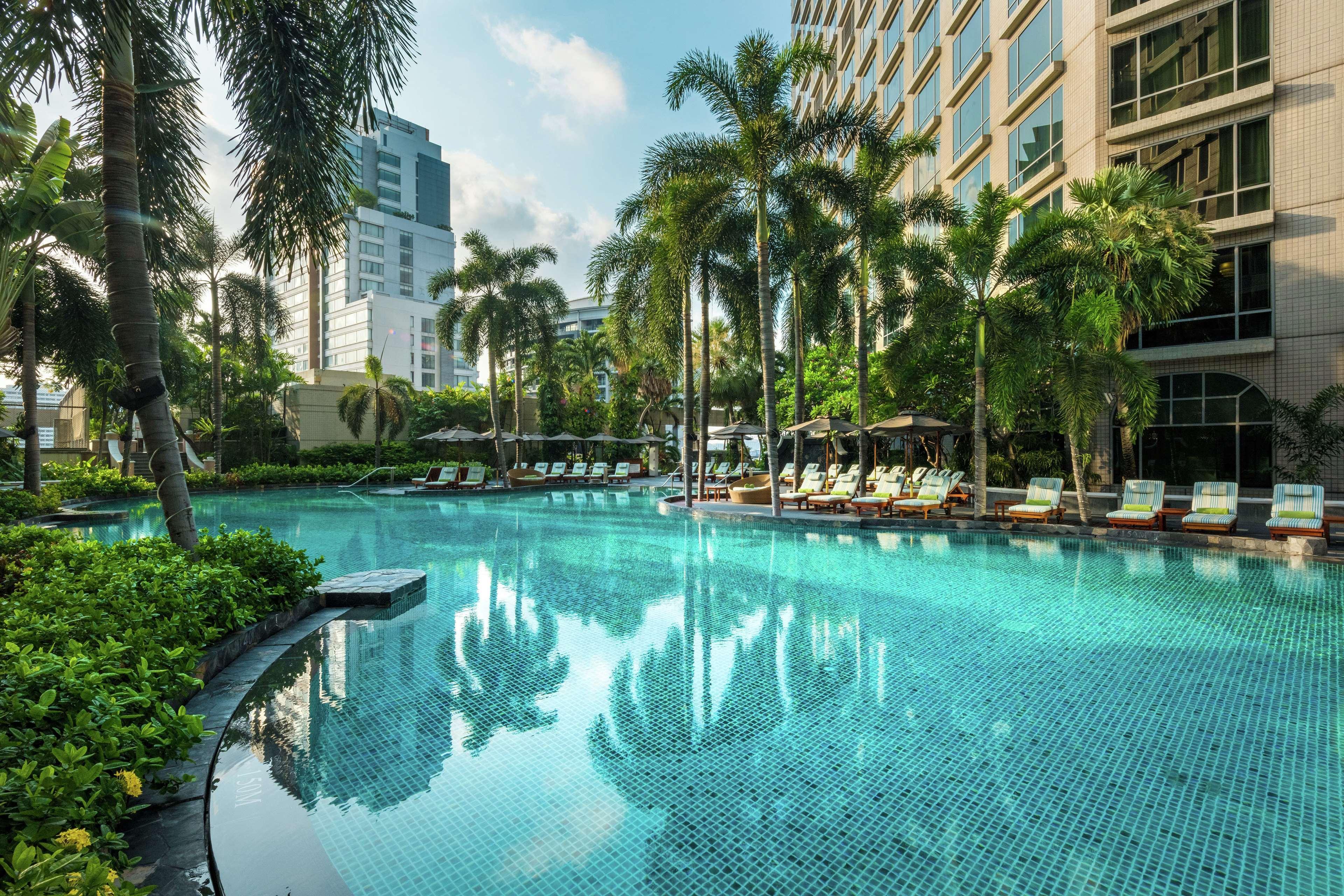 Conrad Bangkok Hotel Екстериор снимка The swimming pool at the hotel