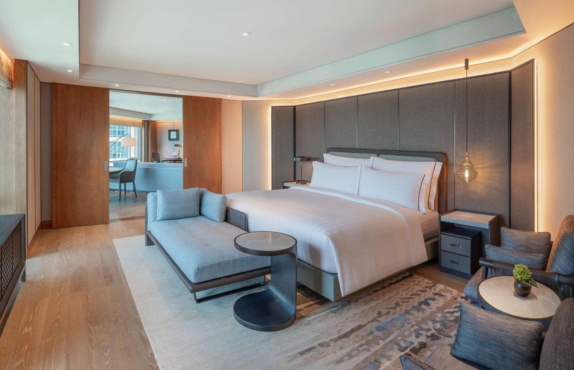 Conrad Bangkok Hotel Екстериор снимка A bedroom at the hotel